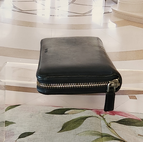 AUTHENTIC Large Zip Around Wallet EXCELLENT CONDITION. - Picture 14 of 16